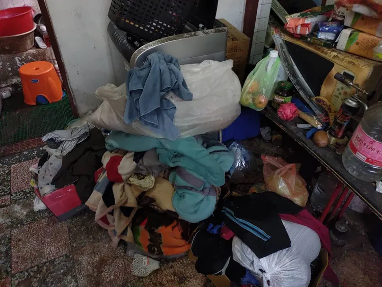 囤積的衣物。新竹縣府提供