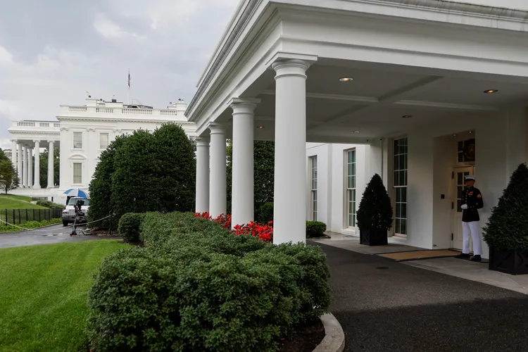 白宮表示，每天有數百人例行性在西廂走動。圖為白宮西廂區。路透社