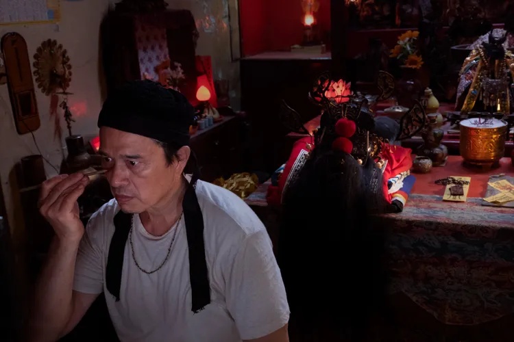 李興文在片場抱持著恭敬的心演戲。華影國際提供