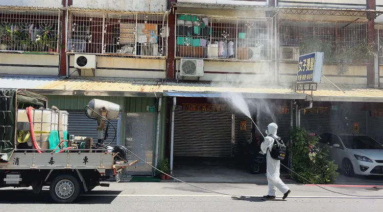 南市環保局派員清消，切斷病媒蚊傳染鏈。還保局提供
