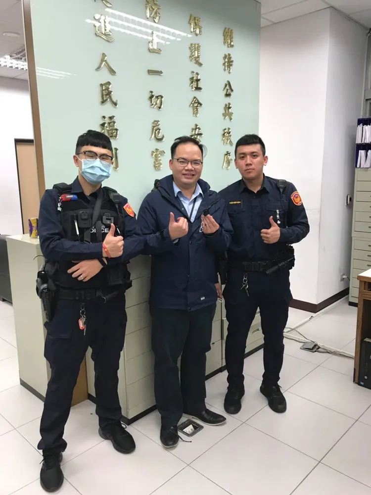 陳紫渝秘戀轄區警員(右一)。翻攝永和警好讚粉專