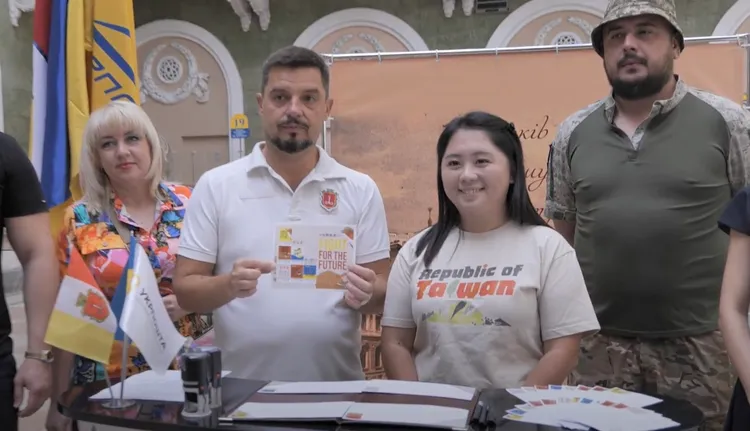 奧德薩當地郵政總局局長持與台灣基進共同發行郵票展示畫面。台灣基進提供