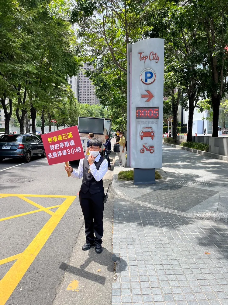 交管人員宣導，特約停車場折抵優惠為不限金額發票消費折抵3小時。市府提供