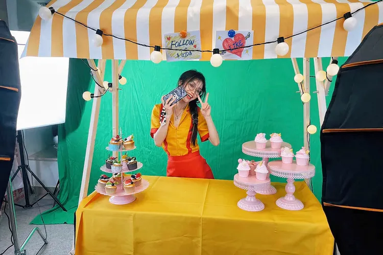 曾為英文教師的Oreo Deng，在中國通過TikTok向歐美客戶兜售珠寶。美聯社