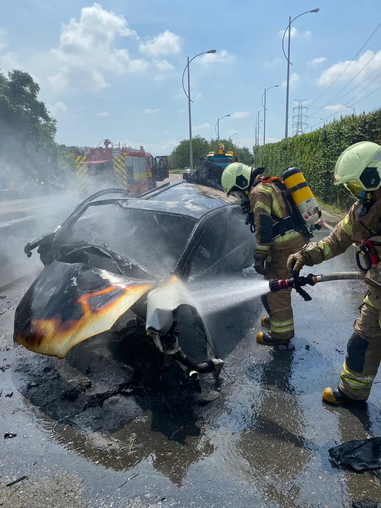 警消到場灌救。讀者提供