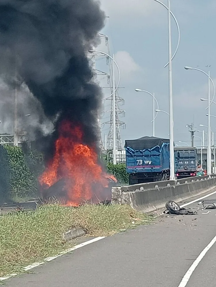 轎車自撞隨即起火，冒出濃煙。讀者提供