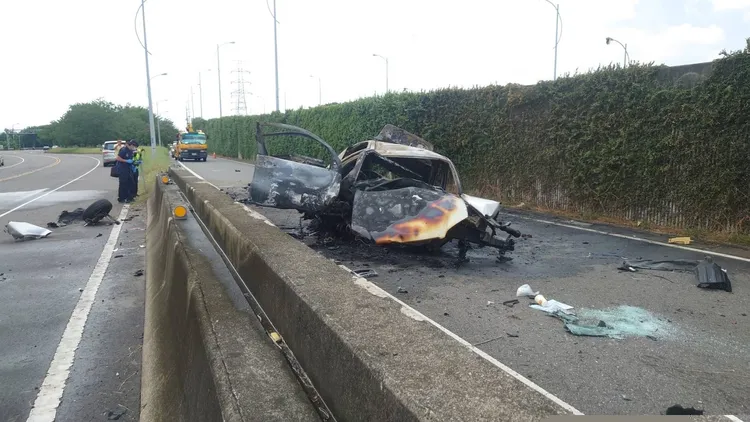 車上2人來不及逃生，身分待查。讀者提供