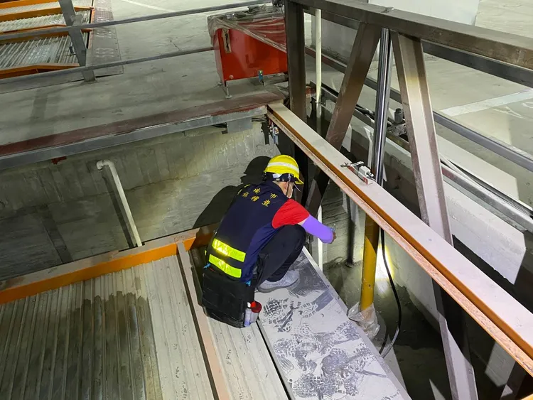 市府在建築工地機械停車場查獲陽性孳生源，依法告發並勒令停工一週。市府提供