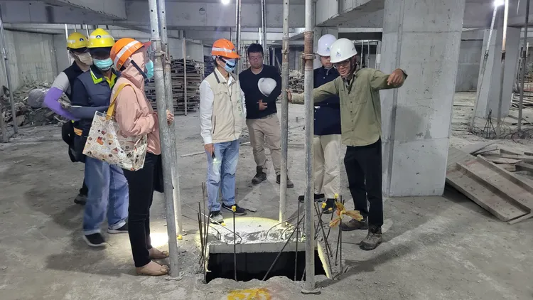 市府「工地聯合稽查隊」巡視工地。市府提供