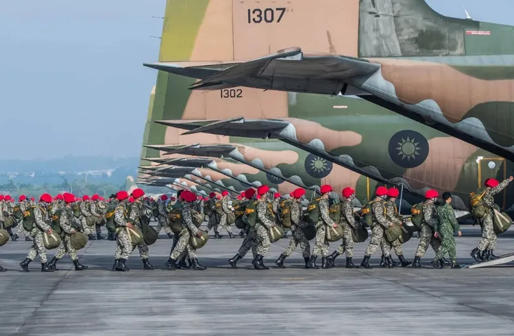 美國議員提案，邀請台灣參與明年環太平洋軍事演習（RIMPAC）。圖為台灣空降部隊搭機準備執行跳傘任務。資料照片