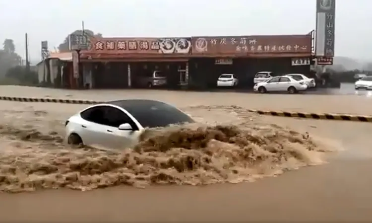 竹山鎮台三線路段昨天大淹水，1輛轎車經過時幾乎被濺起的水花淹沒。翻攝網友臉書