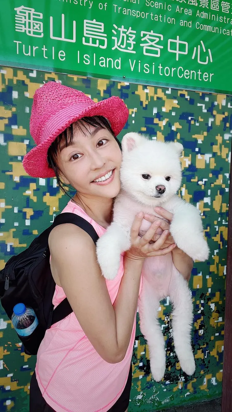 唐玲抱著愛犬在龜山島觀光。翻攝唐玲臉書