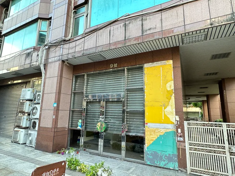 幼園一樓外牆綠色招牌與門口海報都已卸下，顯得相當荒蕪。曾佳俊攝