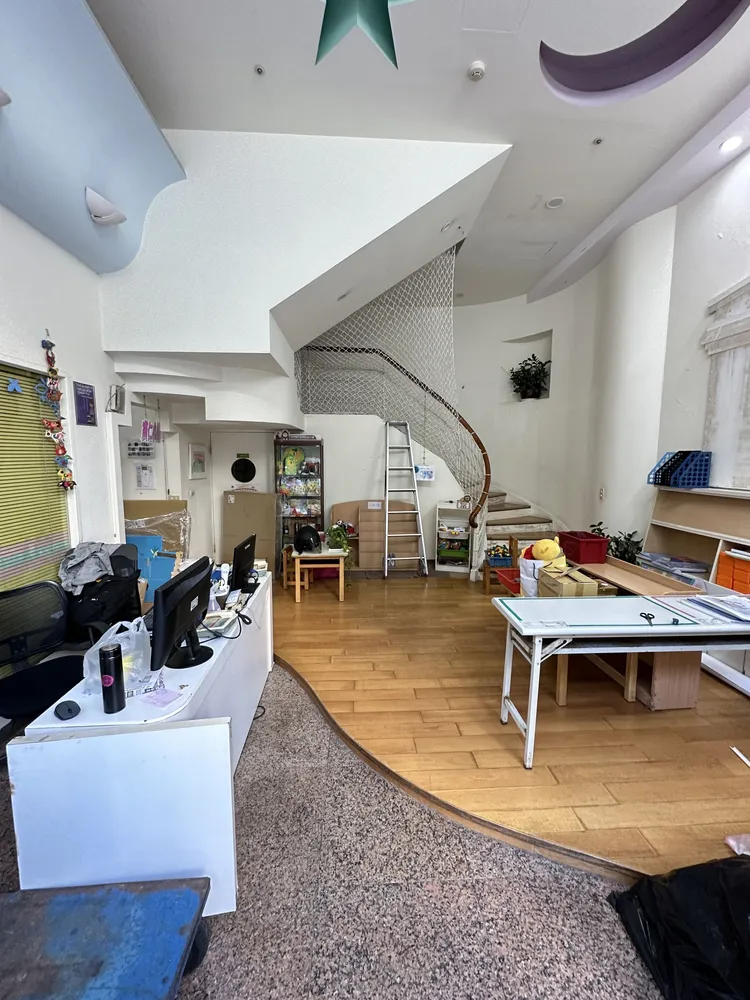 幼園維尼玩偶、教材教具早已打包成箱，堆在大廳準備運走。曾佳俊攝