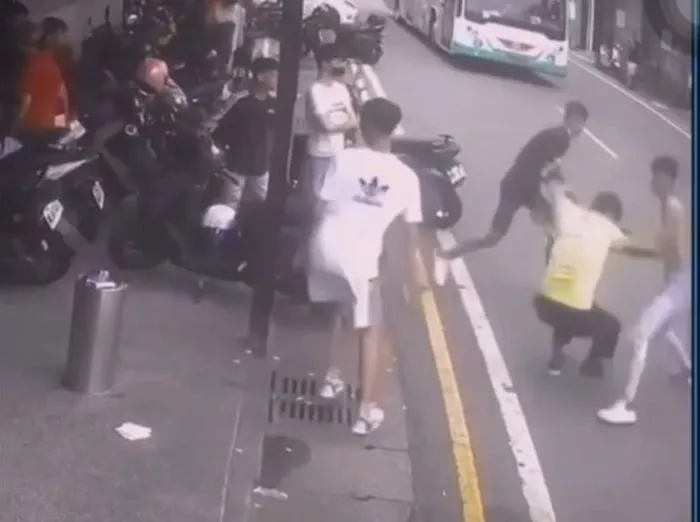男子遭圍毆。翻攝畫面