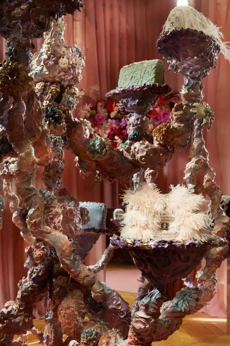 Viv’ Choc「Piece Unique」Josephine手袋採用28小時綴飾於包身上的鴕鳥羽毛和刺繡，讓人想起1920年代的查爾斯頓風格。品牌提供