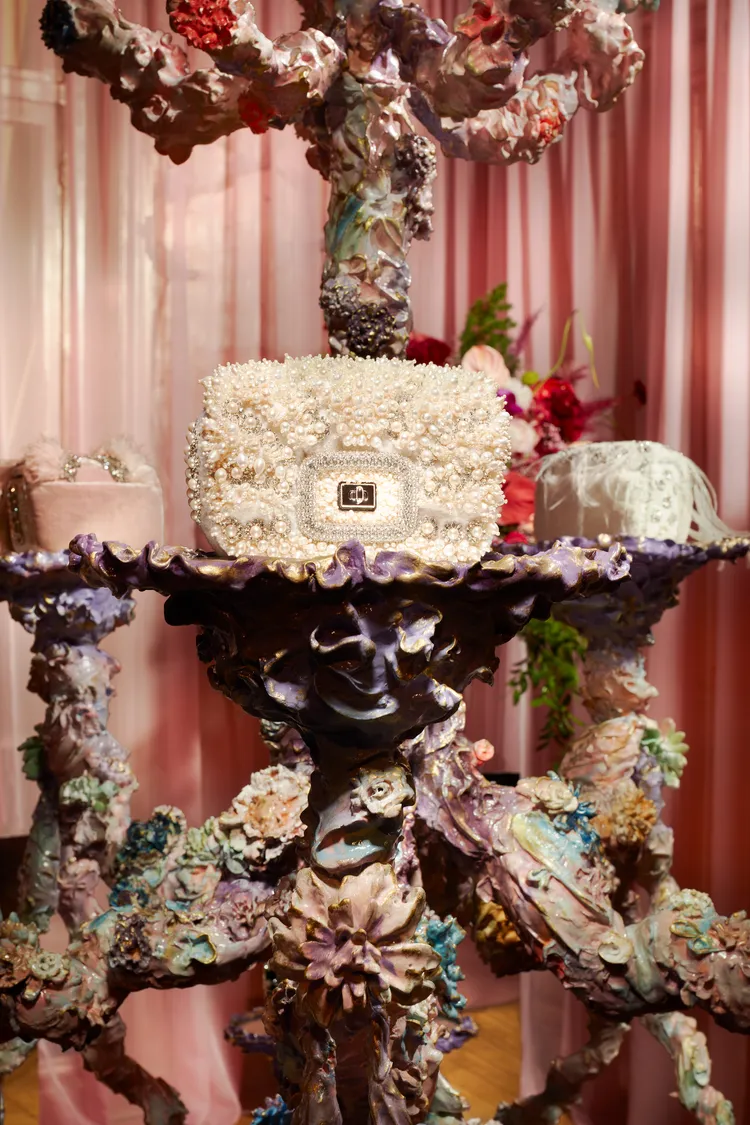 Viv’ Choc「Piece Unique」Caterina de’ Medici手袋，藉由不同尺寸和形狀的珍珠，向法國皇后Caterina de’Medici的華麗裝著致意。品牌提供