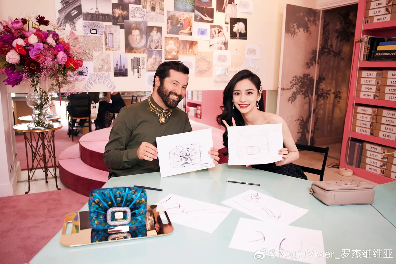 身為RV代言人的Angelababy(右),開心與品牌創意總監Gherardo Felloni合影。翻攝Roger Vivier微博