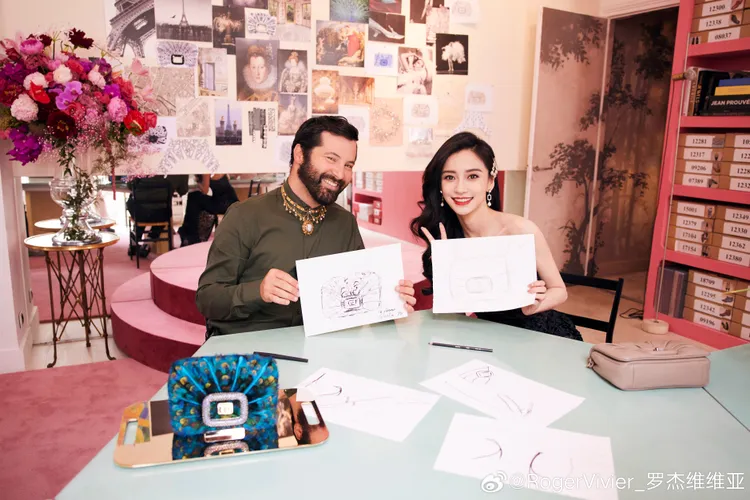 身為RV代言人的Angelababy（右），開心與品牌創意總監Gherardo Felloni合影。翻攝Roger Vivier微博