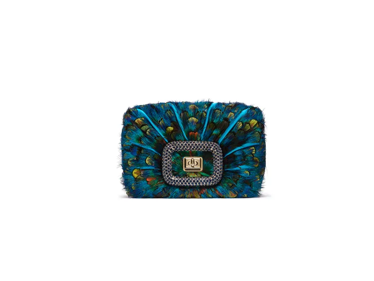 Viv’ Choc「Piece Unique」Junon手袋，包身上綴飾的天藍色羽毛，汲取1959年Roger Vivier先生原創的彩虹羽毛「Choc」高跟鞋為靈感。品牌提供