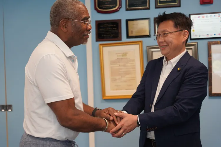 趙天麟與米克斯會面相談甚歡。趙天麟辦公室提供