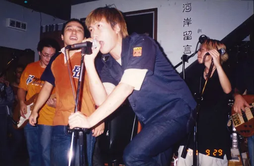 時代的眼淚!河岸留言吹熄燈號 五月天阿信青澀模樣出土