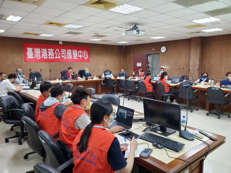 交通部次長祁文中今早持續召開應變中心會議。翻攝畫面