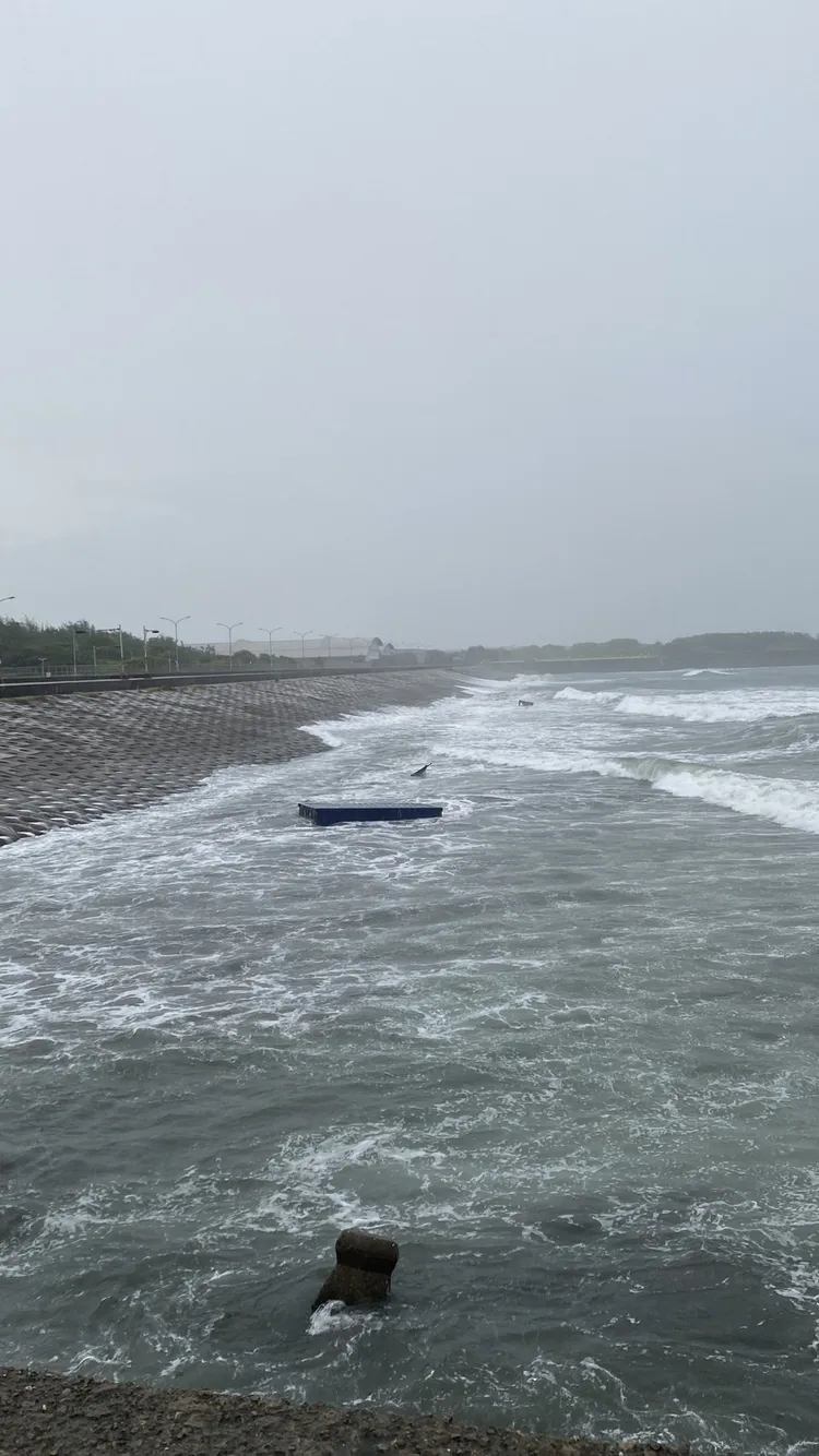 擱淺於南星灣內靜穩海域貨櫃之位置無變化。翻攝畫面