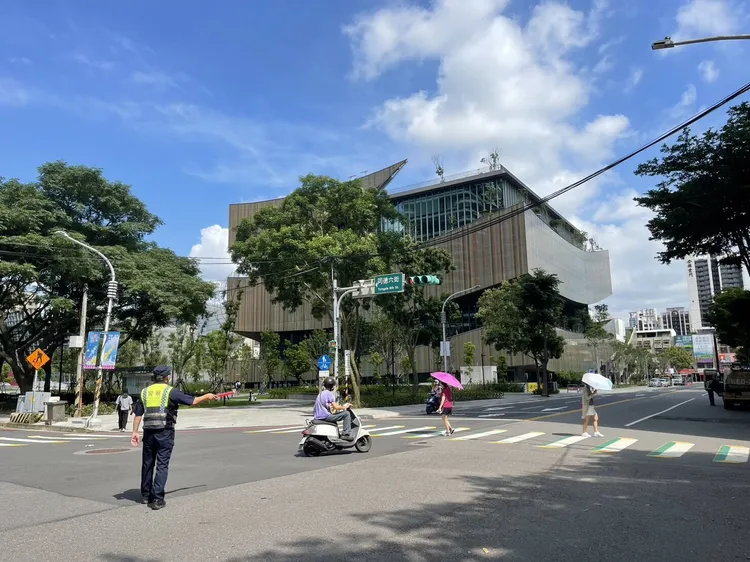 桃園藝文廣場周邊同德六街等路段明上午開放紅黃線停車。桃園警分局提供。