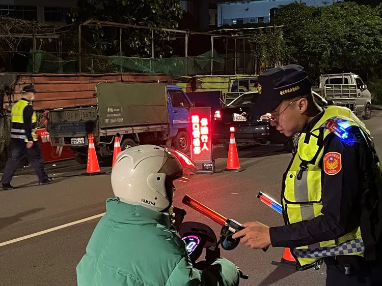 內湖警強力執法取締酒駕。翻攝畫面