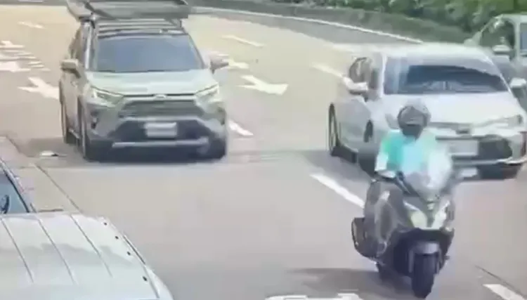 邱男從後方想切車道未果。翻攝畫面