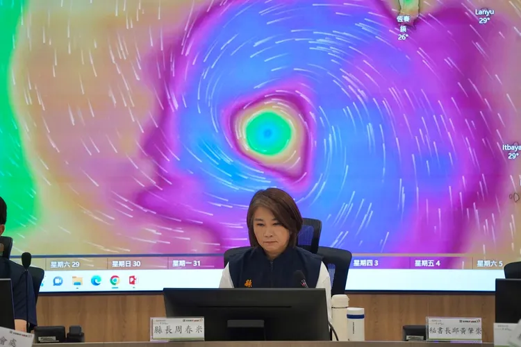 屏東縣府災害應變中心早上召開工作會議。屏縣府提供