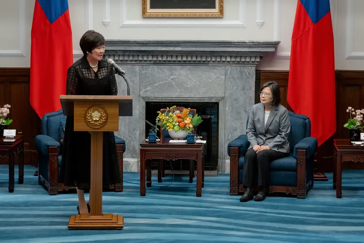 安倍昭惠相信安倍晉三跟李前總統此刻在遙遠某處，關注台日關係發展。總統府提供