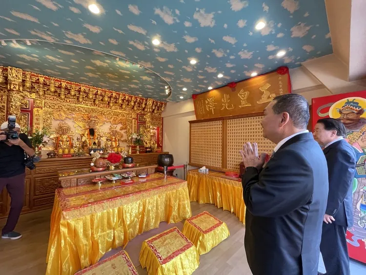 侯友宜抵達東京媽祖廟，先到媽祖廟對面的玉皇凌霄大寶殿（天公廟）拜玉皇大帝。 中央社