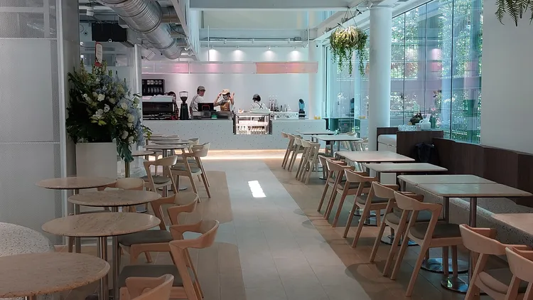 室內空間以光影設計來呼應光室咖啡特色。凃建豐攝