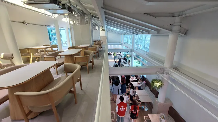 光室咖啡空間運用大量光的元素，在不同的時間點呈現不同的光譜與光色。凃建豐攝