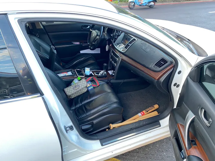 車上棍棒。翻攝畫面