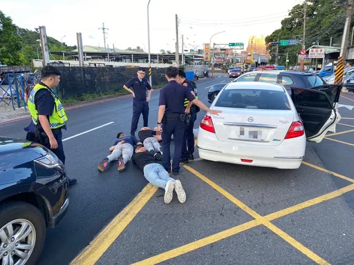 買賣虛擬幣遭人持棍棒擄走　新店警即時攔截！掏槍救肉票逮6嫌