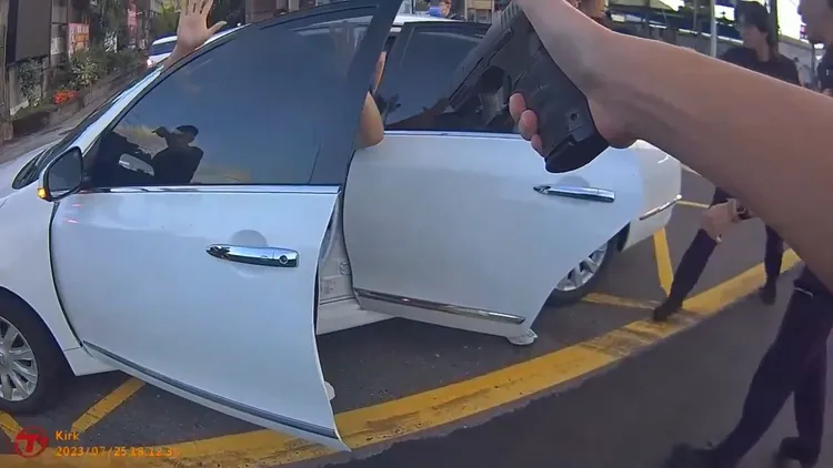 警方持槍喝令車上嫌犯下車。翻攝畫面