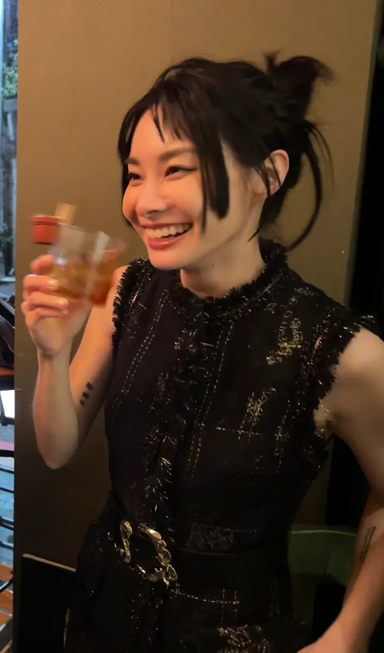 鄭宜農終於放輕鬆開喝！蔡依庭攝