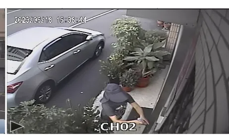 婦人將恐嚇傳單塞進李天生服務處的警方巡邏箱內。李天生辦公室提供