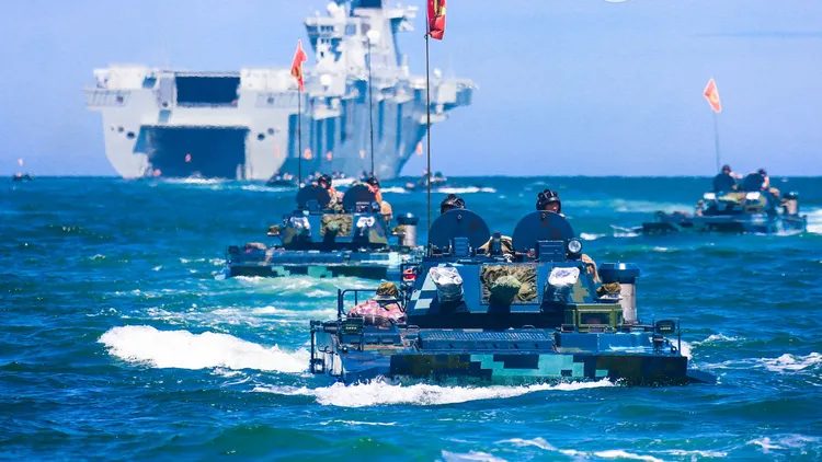 中共解放軍演練兩棲登陸作戰。翻攝解放軍軍網
