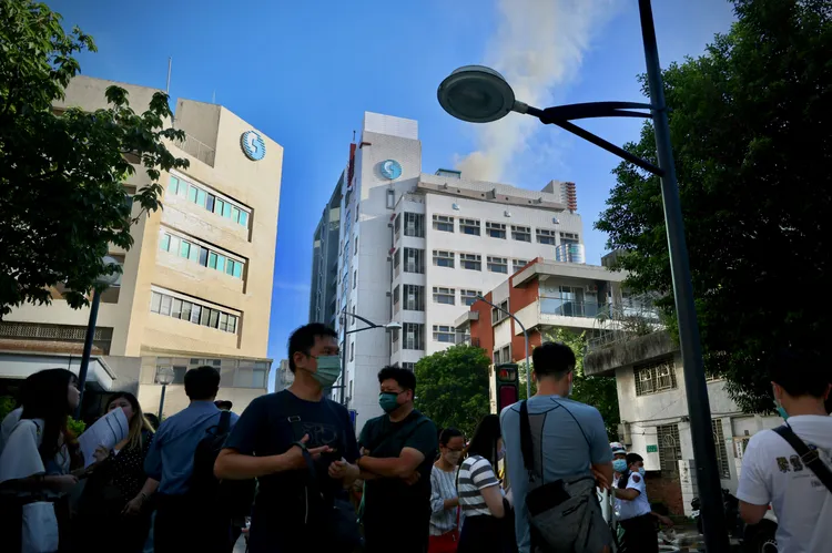 中華電信研究院頂樓起火，大樓第一時間緊急疏散200人。林林攝　