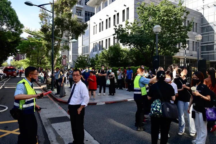 中華電信研究院頂樓起火，大樓第一時間緊急疏散200人。林林攝　