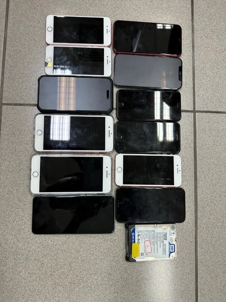 警方起出手機的犯罪證物。民眾提供