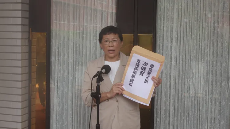 陳椒華將資料交付行政院後，對外說明。陳辦提供