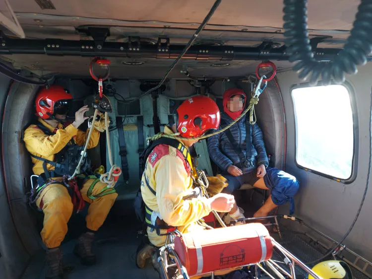 雙腿燙傷的林姓山友搭乘空勤直升機返回台中。空勤總隊提供