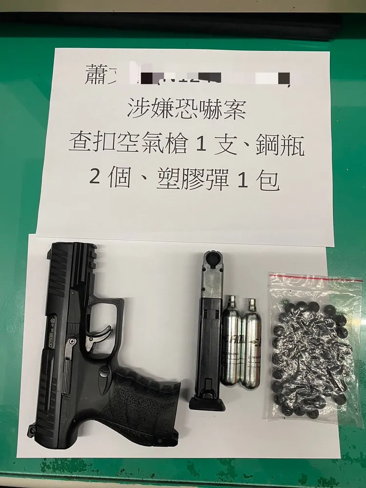警方查扣涉案空氣槍。民眾提供