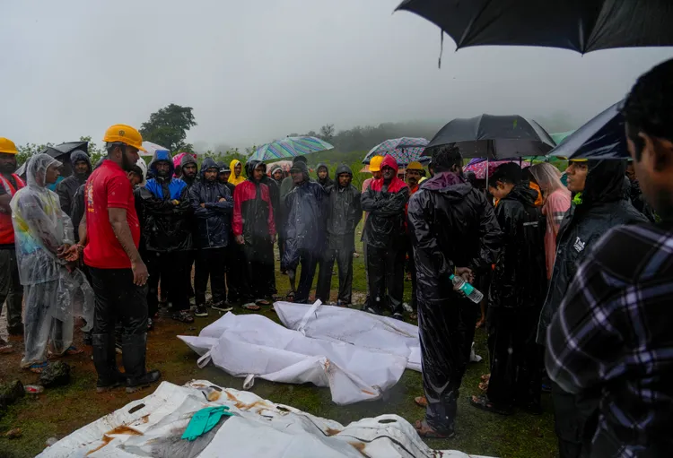 山崩2天後死亡人數達26人，但仍多人下落不明。美聯社