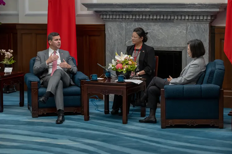 蔡英文及貝尼亞交流。總統府提供